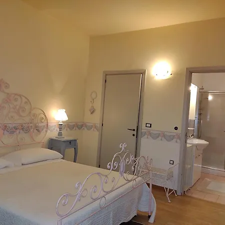 Carol E Bed & Breakfast *